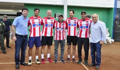 El Alcalde posó con la camiseta del Atlético de Madrid y los tenistas con la de Junior.