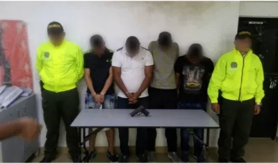 Foto de 4 de los 5 capturados por la Policía.