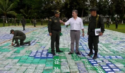 Es la incautación más grande de clorhidrato de cocaína efectuada por la fuerza pública en una sola operación, dijo el Presidente Santos, en la foto con oficiales de la Policía.