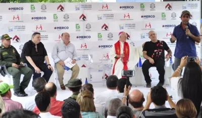 El alcalde Alejandro Char durante su intervención de la primera piedra en el CAI del barrio Las Flores.