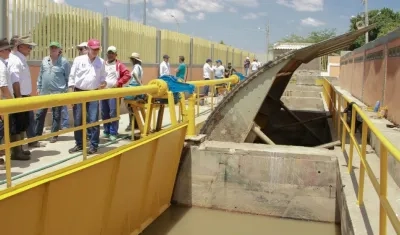 La idea es que las empresas especializadas manejen y operen los distritos de riego.