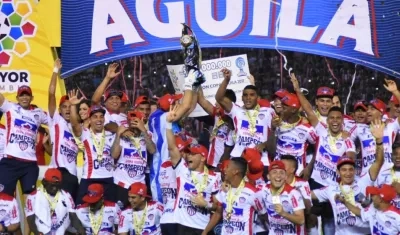 Jugadores de Junior celebrando el bicampeonato de la Copa Águila.
