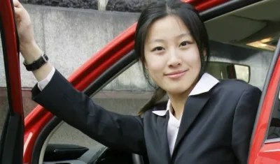 Según el manual, el pelo largo bloquea la vista.