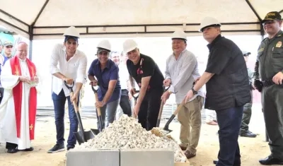 El Alcalde Alejandro Char, el COO de Tecnoglass, Christian Daes, durante el acto protocolario de la primera piedra del CAI del barrio Las Flores.