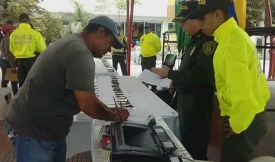 El coronel Raúl Riaño hizo entrega de los celulares a sus respectivos dueños.