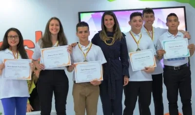 La ministra Yanet Giha y jóvenes beneficiarios de Ser Pilo Paga.