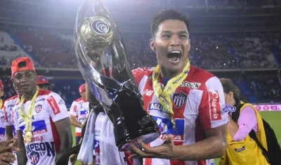 Teófilo Gutiérrez con la copa de campeón durante la celebración en el Metropolitano.
