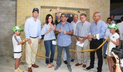 El Alcalde de Barranquilla Alejandro Char tras cortar la cinta al inaugurar el estadio de tenis.
