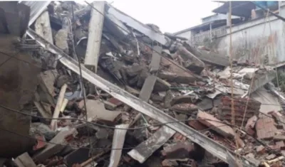 Así quedó la edificación después de desplomarse.