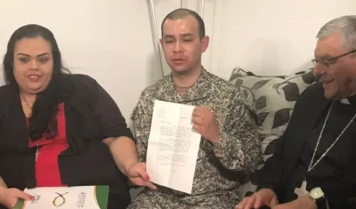 Edwin Restrepo sostiene la carta del Papa Francisco. Una mina antipersonal lo dejó invidente y sin tres de sus extremidades.