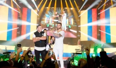 Felipe Peláez junto a Maluma.