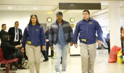 Agentes de la Policía de Investigaciones acompañan a Mike Tyson. 