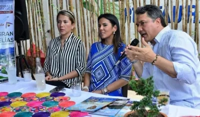 Dayana Jaimes, viuda de Martín Elías, Diana Carolina Molina Carvajal, presidenta del certamen y Rodolfo Molina, presidente del Festival de la Leyenda Vallenata.
