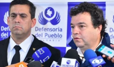 Capitán Jaime Hernández (Acdac) y el Defensor del Pueblo, Carlos Alfonso Negret Mosquera.