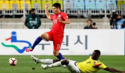  El jugador de la selección colombiana Cristian Zapata (d) lucha por el balón ante el surcoreano Lee Keun-ho (i) durante el partido amistoso celebrado entre Corea del Sur y Colombia en el Estadio de la Copa del Mundo de Suwon.