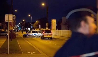 La Policía monta guardia en las inmediaciones del instituto Sain-Exupéry, en Blanac, cerca de Toulouse (Francia) hoy, 10 de noviembre de 2017