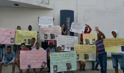 Los familiares protestaron frente a la sede de Electricaribe, en Soledad.