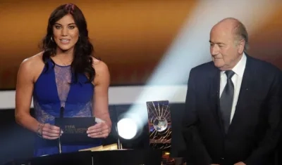  Hope Solo acusó al expresidente de la FIFA Joseph Blatter, en la foto de haberla acosado.