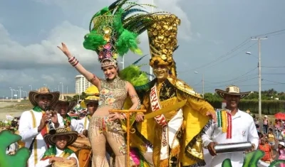 La Reina Valeria y el Rey Momo, Ricardo Sierra, en el desfile.
