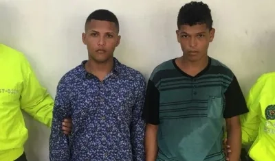 Francisco Manuel y Aldair Francisco Lora Pérez, tras ser capturados por la Policía.