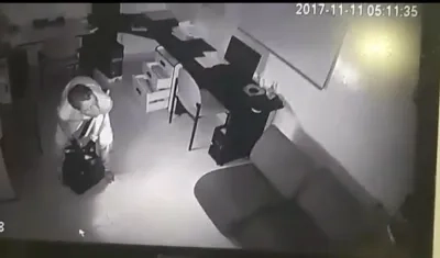 Uno de los ladrones quedó grabado en las cámaras de seguridad de la empresa.