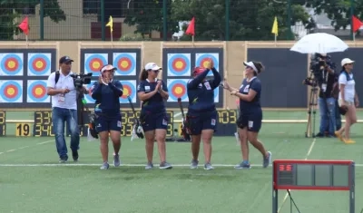 Arqueras nacionales celebrando el triunfo.