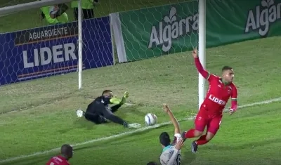 Oswald Álvarez celebra la anotación que significó el triunfo de Patriotas.