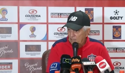 El DT Julio Comesaña, en rueda de prensa al final del partido en Tunja.