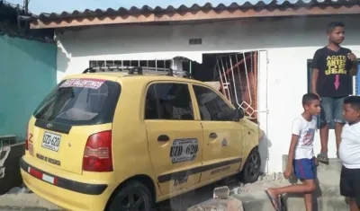 Así quedó la entrada de la casa después de la embestida del taxi.
