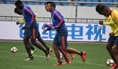 La selección Colombia en el reconocimiento a la cancha del estadio Chongqin Olympic Center.