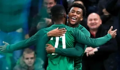 Los jugadores de la selección de Nigeria, el extremo del Arsenal Alex Iwobi (d), y el defensa Bryan Idowu (i) celebran el tanto del empate a dos frente a la selección argentina.
