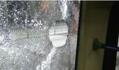 A este alimentador, vándalos le dañaron los vidrios.