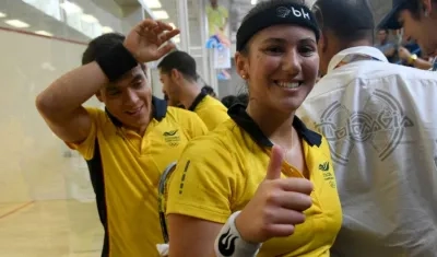 Catalina Peláez y Miguel Rodríguez, quienes ganaron oro en squash. 