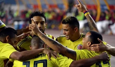 Felipe Pardo celebra el primer gol de Colombia.
