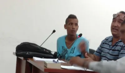 'El soldadito', de azul, durante la audiencia ante un juez.