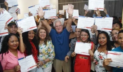 El Alcalde, Joao Herrera, y la primera gestora, Alba Olaya, con un grupo de graduados.