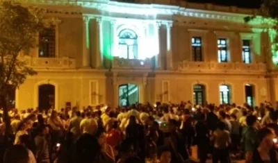 Cientos de personas se congregaron para apoyar al alcalde Rafael Martínez.