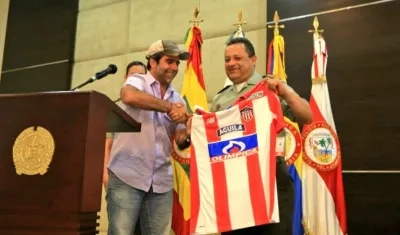 Momento en el que el alcalde Char le entrega la camiseta de Junior al General Jorge Nieto.