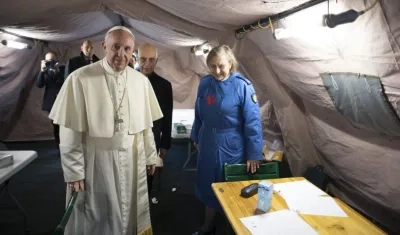  El Pontífice saludó a los médicos y a las personas necesitadas que se encontraban en ese momento en el centro.
