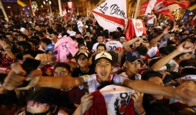 Hinchas de Perú festejan en las calles tras la clasificación. 