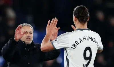 José Mourinho saluda a Zlatan Ibrahimovic. 