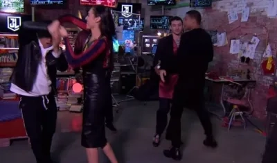 El Mindo bailando con la actriz Gal Gadot.