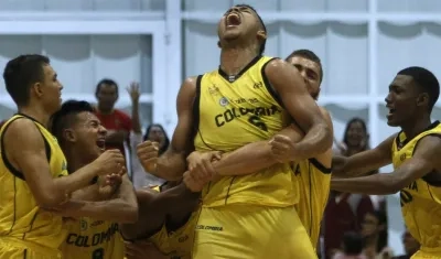 Jugadores de Colombia celebran el oro.
