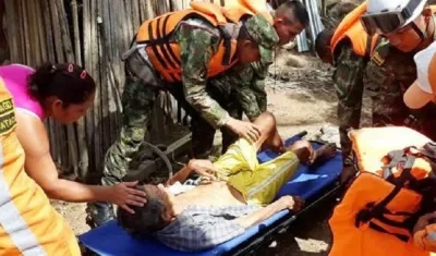 Personal del Ejército atendiendo personas afectadas.