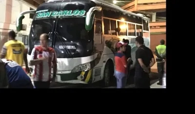 Delegación del Pasto negándose a descender en el Metropolitano exigiendo garantías.