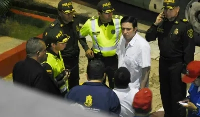 El presidente del Junior, Arturo Char, dialogando con las autoridades.