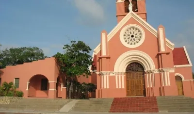 La iglesia y la casa cural.