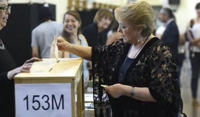 La Presidenta Michelle Bachelet, depositando su voto.