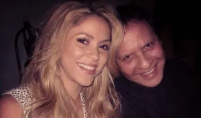 La cantante Shakira y el diseñador tunecino Azzedine Alaïa.