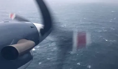 Tripulantes del submarino ARA San Juan buscan restablecer el contacto.